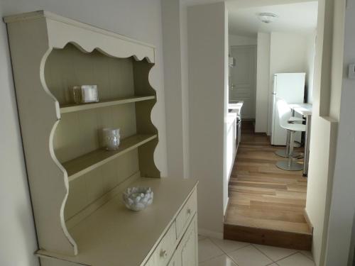 une cuisine avec une étagère et une salle à manger dans l'établissement Le charme à la Française, à Honfleur