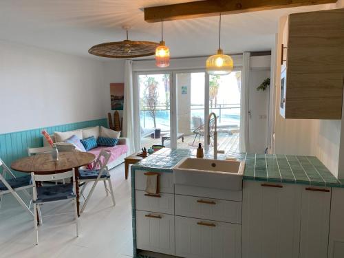 FLCbm- Premium-Beach-2 Rooms-Clim-Terace-Lift-Box