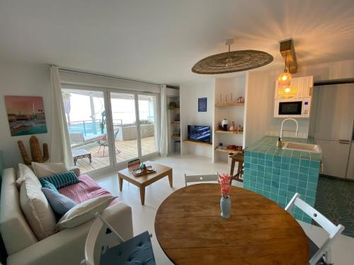 FLCbm- Premium-Beach-2 Rooms-Clim-Terace-Lift-Box