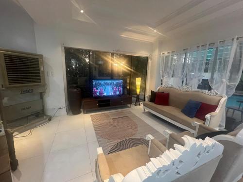 TV a/nebo společenská místnost v ubytování 4BR Tipolo rest house with Pool Sauna billiards hockey
