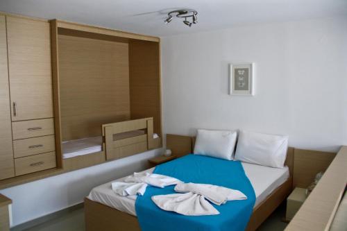 Ένα ή περισσότερα κρεβάτια σε δωμάτιο στο SunOrama Apts-Studios