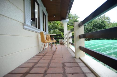 Bazén v ubytování 4BR Tipolo rest house with Pool Sauna billiards hockey nebo v jeho okolí