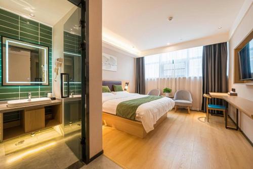 ein Hotelzimmer mit einem Bett und einem Waschbecken in der Unterkunft GreenTree Inn Express Chuzhou Langya District Government Chuhe Road in Chuzhou