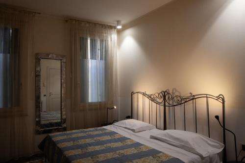 a bedroom with a bed and a mirror and a mirror at CityHotel Cristina Vicenza in Vicenza