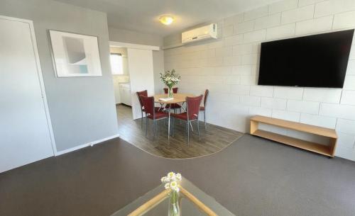Μια τηλεόραση ή/και κέντρο ψυχαγωγίας στο Heaphy Apartment
