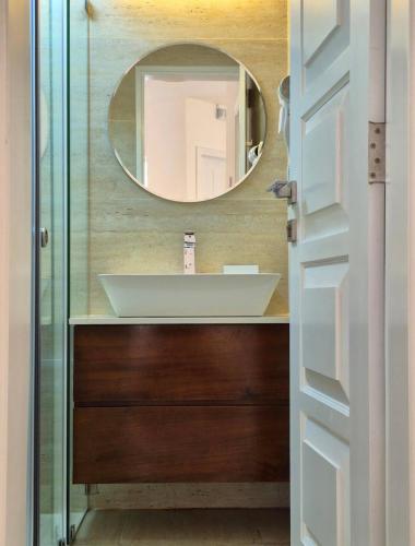 un baño con lavabo y espejo en Luxury Villa in Nawala Colombo, en Nawala