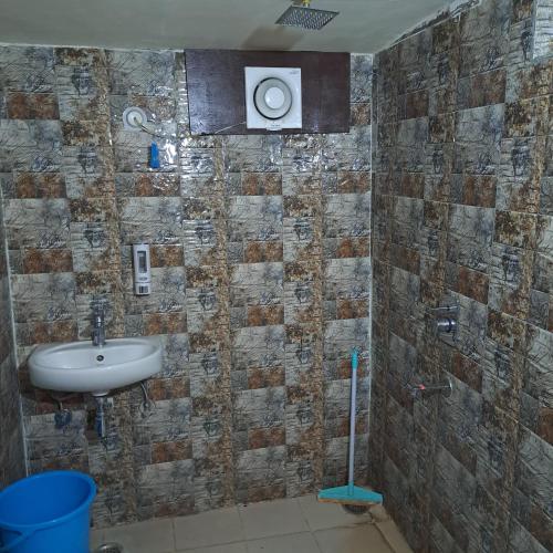 a bathroom with a sink and a toilet at Shreeji Inn Homestay in Rishīkesh