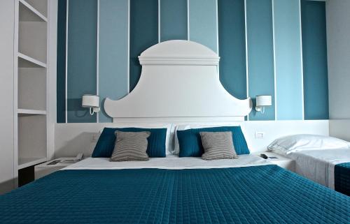 Ένα ή περισσότερα κρεβάτια σε δωμάτιο στο Hotel Ambassador