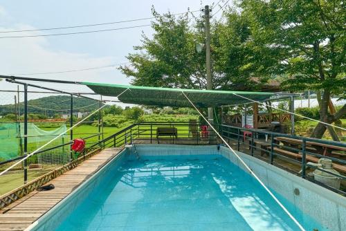 a swimming pool on top of a house at Daebudo Batddureong in Ansan