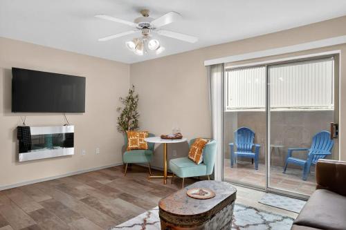 una sala de estar con una mesa y sillas en Bell Rock Casita King Size Bed w Cozy Fireplace, en Sedona