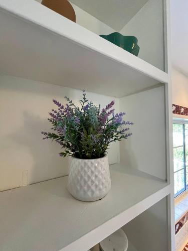Gambar di galeri bagi Peaceful, Comfy Home | Office + Prime Location di Hidden Hills
