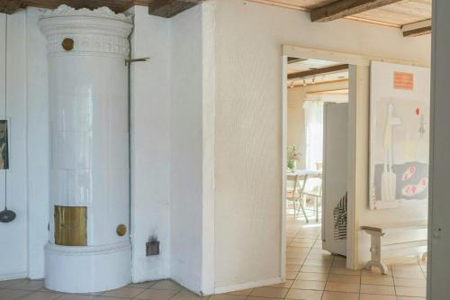 een kamer met een witte muur met een kolom bij Creative Hideaway By Hållsviken Bay in Trosa