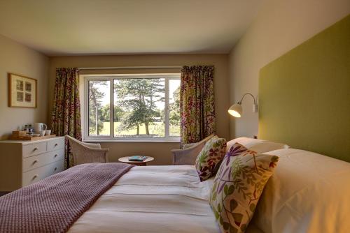 Un dormitorio con una cama grande y una ventana en The Park en Weston-super-Mare