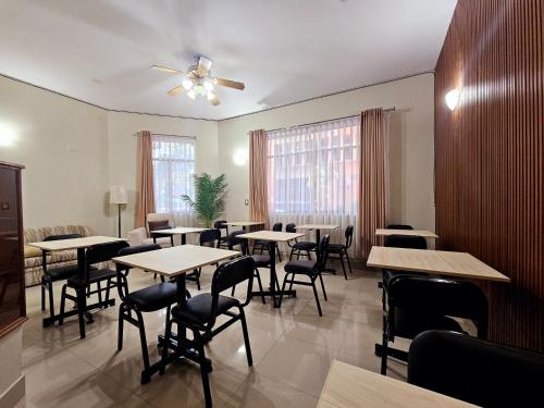 a restaurant with tables and chairs and a ceiling fan at Hotel San Miguel in Piura