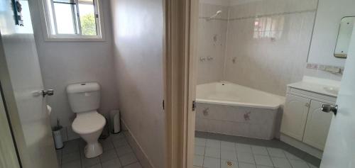 ein Badezimmer mit Toilette, Badewanne und Waschbecken in der Unterkunft Rainbow Cottage - Rainbow Beach. Pets welcome in Rainbow Beach