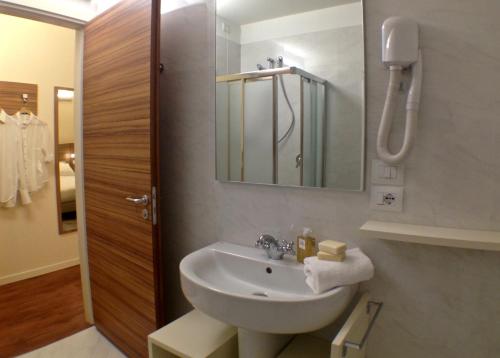 bagno con lavandino e specchio di Hotel Forum a Baranzate