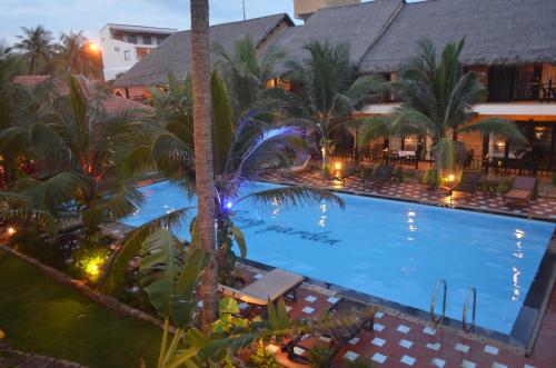 una vista sulla piscina di un resort di Rang Garden Beach Side a Mui Ne