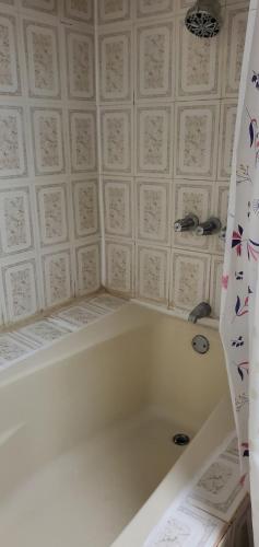 Una bañera en una habitación con techo en Ocean front apartment., en San Antonio del Mar