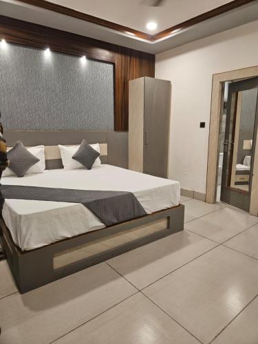 a bedroom with a large bed in a room at Hotel Rohan Palace in Vrindāvan