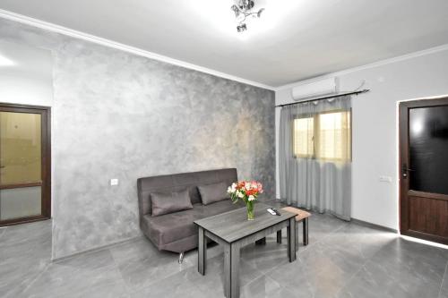 TV a/nebo společenská místnost v ubytování Runway Rooms