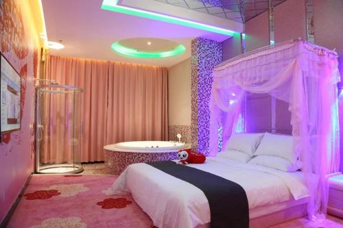 a pink bedroom with a bed and a tub at Thank Inn Plus Jiangsu Taizhou Renmin Hospital in T'ang-wan-chen