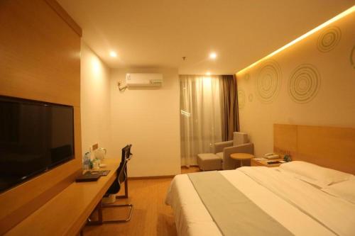 Televisyen dan/atau pusat hiburan di GreenTree Inn Hefei Huaxia International Chabocheng Branch