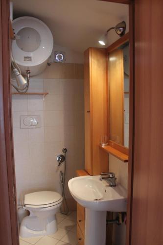 a small bathroom with a toilet and a sink at Mansarda 25 in Terracina