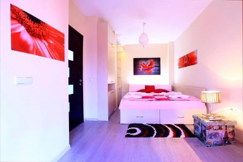 Ένα ή περισσότερα κρεβάτια σε δωμάτιο στο Deluxe Art Maisonettes in Panoramic Roof Complex