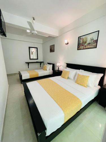 a bedroom with two beds in a room at 4 Axes Ella in Ella