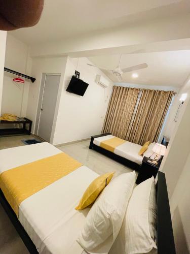 a hotel room with two beds and a window at 4 Axes Ella in Ella
