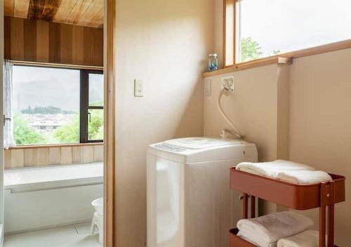 a small bathroom with a washing machine and a window at Kitaarupusu ichibō no ie - Vacation STAY 96488v in Omachi