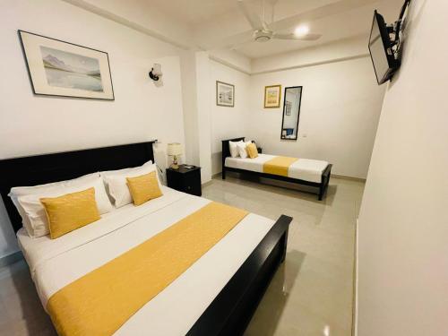 a bedroom with two beds in a room at 4 Axes Ella in Ella