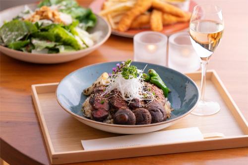ホテルの敷地内または近くでの食事または食べ物