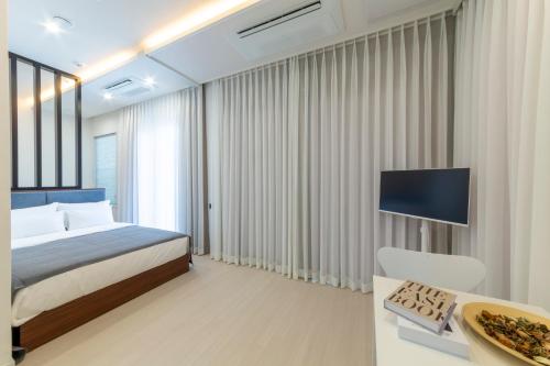 Μια τηλεόραση ή/και κέντρο ψυχαγωγίας στο Raviens Maison de Hotel