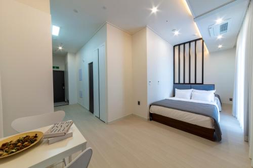 Ένα ή περισσότερα κρεβάτια σε δωμάτιο στο Raviens Maison de Hotel