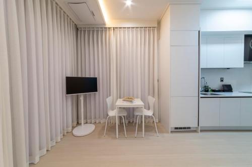 Η κουζίνα ή μικρή κουζίνα στο Raviens Maison de Hotel