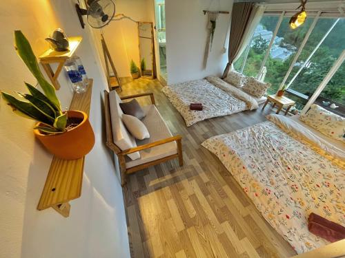 Ấp Ða LợiにあるCuc ku homestayのソファと鏡のあるリビングルーム