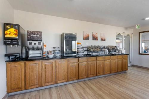 a kitchen with a counter with aasteryasteryasteryasteryasteryasteryasteryasteryastery at Quality Inn & Suites Fillmore I-15 in Fillmore