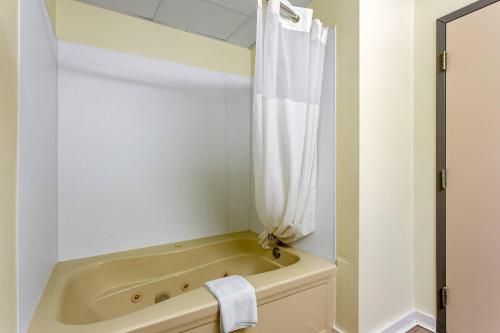 bagno con vasca e tenda doccia di Quality Inn Surfside Myrtle Beach a Myrtle Beach