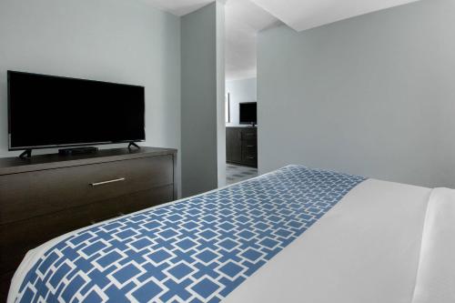 a bedroom with a bed and a flat screen tv at Cielo Hotel Bishop-Mammoth, an Ascend Collection Hotel in Bishop