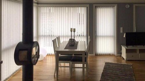 TV a/nebo společenská místnost v ubytování Holiday Home With Royal Ship Views In Hagefjord