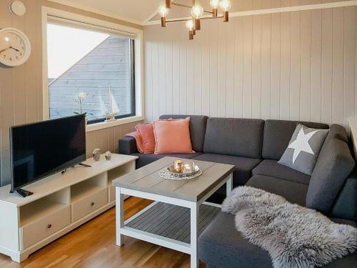 TV a/nebo společenská místnost v ubytování Holiday Home With Royal Ship Views In Hagefjord