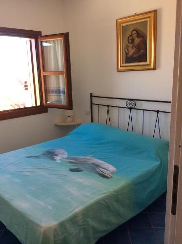 a bird on a bed in a bedroom at Tiffany Palau in Palau