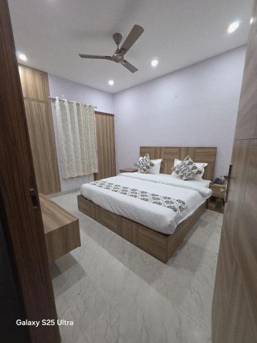 Ένα ή περισσότερα κρεβάτια σε δωμάτιο στο Hotel Renu Rooms
