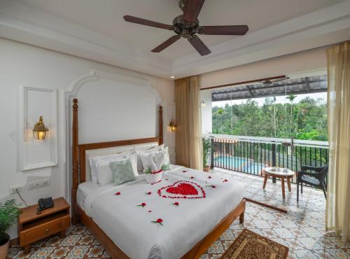 Una cama o camas en una habitación de The Feel Munnar Resort