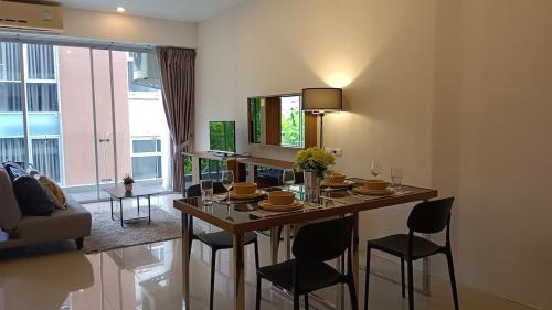 Χώρος καθιστικού στο A Well Equipped Condo near Karon Beach
