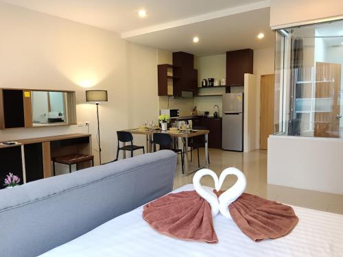 Η κουζίνα ή μικρή κουζίνα στο A Well Equipped Condo near Karon Beach