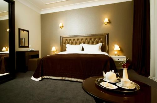 
Un pat sau paturi într-o cameră la Villa Rossa Hotel
