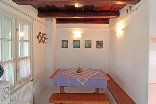 a small table in a room with a blue table cloth at Sörényes Udvarház in Pénzesgyőr
