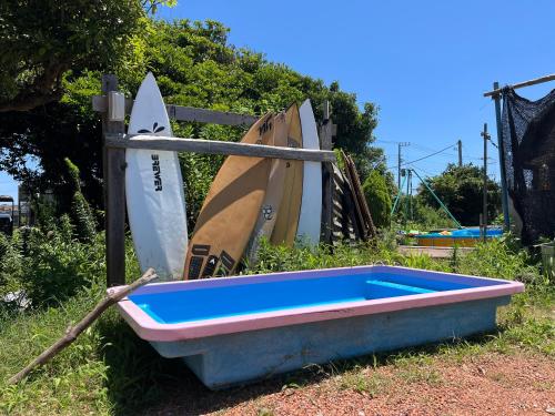 an old boat sitting in the grass next to at あさひシーサイドコテージ in Asahi